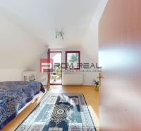 Prenájom - Priestranná časť rodinného domu | BORINKA | 450 € VRÁTANE E - Dvojlôžková spálňa so vstupom na balkón v 2-izbovom byte, podlaha s dreveným dekorom.