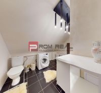 Prenájom - Priestranná časť rodinného domu | BORINKA | 450 € VRÁTANE E - Kúpeľňa v 5 a viac izbovom byte so strešným stropom a čiernymi dlaždicami.