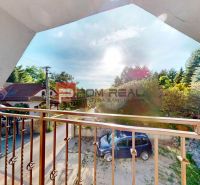 Prenájom - Priestranná časť rodinného domu | BORINKA | 450 € VRÁTANE E - Výhľad z balkóna v Borinke, 5 a viac izbový byt, autá a zeleň.
