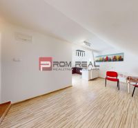 Prenájom - Priestranná časť rodinného domu | BORINKA | 450 € VRÁTANE E - Jedáleň v 5 a viac izbovom byte s dekoratívnou podlahou a červenými kreslami.