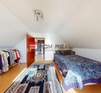 Prenájom - Priestranná časť rodinného domu | BORINKA | 450 € VRÁTANE E - Spálňa s posteľou, vešiakom na oblečenie a podlahou s dreveným dekorom v 5 a viac izbovom byte.