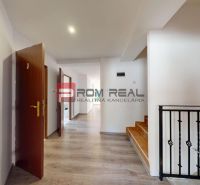 Prenájom - Priestranná časť rodinného domu | BORINKA | 450 € VRÁTANE E - Chodba s podlahou s dreveným dekorom a schodiskom v rodinnom dome.