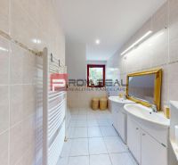 Prenájom - Priestranná časť rodinného domu | BORINKA | 450 € VRÁTANE E - Kúpeľňa s obkladom, dvoma umývadlami a zrkadlom, v rodinnom dome.