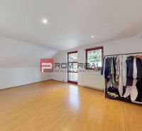 Prenájom - Priestranná časť rodinného domu | BORINKA | 450 € VRÁTANE E - Priestor v rodinnom dome s podlahou s dreveným dekorom a šatníkom.