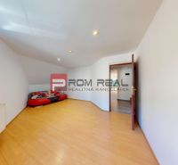 Prenájom - Priestranná časť rodinného domu | BORINKA | 450 € VRÁTANE E - Interiér rodinného domu s podlahou s dreveným dekorom a pohodlnou pohovkou.