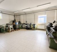 NA PREDAJ MODERNÝ VÝROBNO-SKLADOVACÍ AREÁL V SNINE - Obchodné priestory s pracovnými strojmi a oknom, podlaha s bielym dekorom.