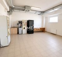 NA PREDAJ MODERNÝ VÝROBNO-SKLADOVACÍ AREÁL V SNINE - Obchodné priestory s automatmi, umývadlom a stolom, dlažba, neutrálny interiér.