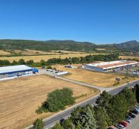 Na predaj 3 izbový byt Žiar nad Hronom, 75 m2 - Výhľad na SNP v Žiari nad Hronom s budovami a okolitou prírodou.