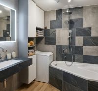 Na predaj 3 izbový byt Žiar nad Hronom, 75 m2 - Kúpeľňa so sprchovým kútom, vaňou a práčkou v 3-izbovom byte, podlaha s dreveným dekorom.
