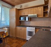 Na predaj 3 izbový byt Žiar nad Hronom, 75 m2 - Kuchyňa v 3-izbovom byte s dreveným dekorom a jedálenským stolom.