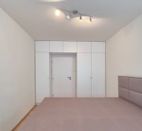 VEĽKOMETRÁŽNY 4-IZBOVÝ BYT, 86 M2, DUDINCE - Jednoduchá spálňa s úložnými skrinkami a posteľou v 4-izbovom byte.