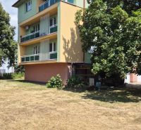 VEĽKOMETRÁŽNY 4-IZBOVÝ BYT, 86 M2, DUDINCE - Štvorposchodový bytový dom na Štúrovej ulici v Dudinciach obklopený zeleňou.
