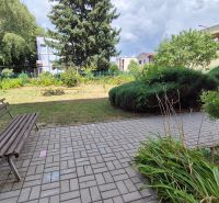 VEĽKOMETRÁŽNY 4-IZBOVÝ BYT, 86 M2, DUDINCE - Lavička na Štúrovej ulici v Dudinciach obklopená zeleňou a chodníkom.