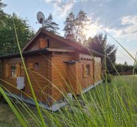 ČAROVNÁ DREVENÁ CHALUPA NAD ĽUBIETOVOU – VÁŠ VLASTNÝ KÚSOK PRÍRODY - Drevená chata v Ľubietovej na ulici 606 obklopená zeleňou a lesom.