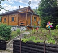ČAROVNÁ DREVENÁ CHALUPA NAD ĽUBIETOVOU – VÁŠ VLASTNÝ KÚSOK PRÍRODY - Drevená chata na ulici 606 v Ľubietovej obklopená zeleňou a lesom.