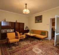RODINNÝ DOM S VÝNIMOČNOU ZÁHRADOU, 1 141 M², BANSKÁ BYSTRICA  - Obývacia izba v rodinnom dome s retro nábytkom a orientálnym kobercom.