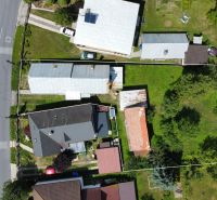 RODINNÝ DOM S VÝNIMOČNOU ZÁHRADOU, 1 141 M², BANSKÁ BYSTRICA  - Záber rodinného domu na Jakubskej ceste v Banskej Bystrici s priľahlými pozemkami.