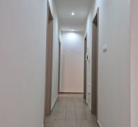 3 - IZBOVÝ APARTMÁN POD CHOPKOM, 52M2 - Rekreačný apartmán ponúka chodbu s podlahou s dreveným dekorom a bielymi stenami.