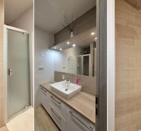 3 - IZBOVÝ APARTMÁN POD CHOPKOM, 52M2 - Kúpeľňa v Rekreačnom apartmáne s toaletou, sprchovým kútom a umývadlom s osvetlením.