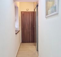 3 - IZBOVÝ APARTMÁN POD CHOPKOM, 52M2 - Úzka chodba s podlahou s dreveným dekorom a vstavanou skriňou v rekreačnom apartmáne.