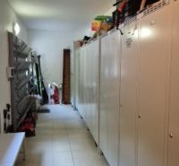 3 - IZBOVÝ APARTMÁN POD CHOPKOM, 52M2 - Úložný priestor s uzamykateľnými skrinkami v rekreačnom apartmáne.