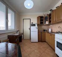 Na predaj: 2 izbový byt + PIVNICA + ŠPAJZA - Kuchyňa v 2-izbovom byte s dreveným dekorom skríň a keramickou podlahou.
