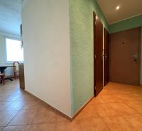 Na predaj: 2 izbový byt + PIVNICA + ŠPAJZA - Chodba a jedálenský kút v 2-izbovom byte s podlahou s dreveným dekorom.