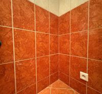 Na predaj: 2 izbový byt + PIVNICA + ŠPAJZA - Kúpeľňa v 2-izbovom byte s oranžovými obkladmi.