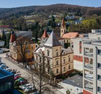 I VILA REIM – Exkluzívna investičná príležitosť  - Pohľad na historickú architektúru a moderné budovy v Trenčianskych Tepliciach.