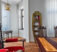 I VILA REIM – Exkluzívna investičná príležitosť  - Interiér chaty s historickým nábytkom, podlaha s dreveným dekorom, bohaté dekorácie.