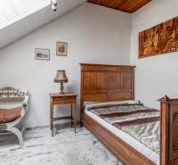 I VILA REIM – Exkluzívna investičná príležitosť  - Izba v Chate so starožitným dreveným nábytkom, podlaha s dreveným dekorom a šikmým stropom.