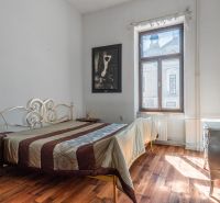 I VILA REIM – Exkluzívna investičná príležitosť  - Spálňa v chate s posteľou, dekoratívnou komodou a podlahou s dreveným dekorom.