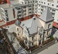 I VILA REIM – Exkluzívna investičná príležitosť  - Historická budova obklopená modernými bytovkami na ulici Hviezdoslavova v Trenčianskych Tepliciach.