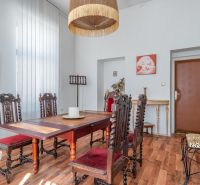 I VILA REIM – Exkluzívna investičná príležitosť  - Jedálenský priestor v chate s ornamentálnym nábytkom a podlahou s dreveným dekorom.