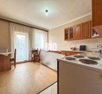 Priestranný 5-izbový rodinný dom na veľkom pozemku pri lese - Kuchyňa v rodinnom dome s podlahou s dreveným dekorom a jedálenským kútom.