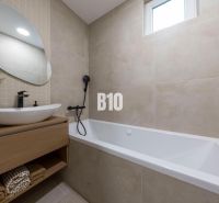 NOVO ZREKONŠTRUOVANÝ 4-IZBOVÝ BYT V TICHOM PROSTREDÍ - 78 m² - NOVÉ ME - Kúpeľňa s vaňou, zrkadlom a umývadlom v 4-izbovom byte.