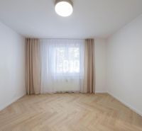 NOVO ZREKONŠTRUOVANÝ 4-IZBOVÝ BYT V TICHOM PROSTREDÍ - 78 m² - NOVÉ ME - Izba so závesmi a podlahou s dreveným dekorom v 4-izbovom byte.