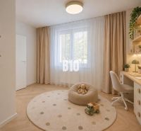 NOVO ZREKONŠTRUOVANÝ 4-IZBOVÝ BYT V TICHOM PROSTREDÍ - 78 m² - NOVÉ ME - Detská izba v 4-izbovom byte s jemnými pastelovými odtieňmi a dreveným dekorom.