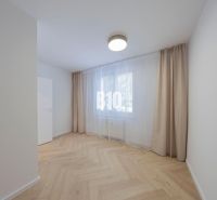 NOVO ZREKONŠTRUOVANÝ 4-IZBOVÝ BYT V TICHOM PROSTREDÍ - 78 m² - NOVÉ ME - Izba v 4-izbovom byte s podlahou s dreveným dekorom a veľkým oknom.