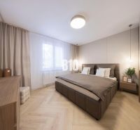 NOVO ZREKONŠTRUOVANÝ 4-IZBOVÝ BYT V TICHOM PROSTREDÍ - 78 m² - NOVÉ ME - Harmonická spálňa s podlahou s dreveným dekorom a zútulňujúcimi dekoráciami v 4-izbovom byte.
