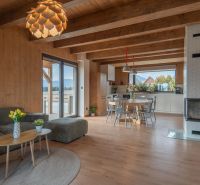 I Luxusné dvojpodlažné chalet pri Liptovskej Mare - Interiér s podlahou s dreveným dekorom, kuchynský kút a pohovka v Hoteloch a penziónoch.