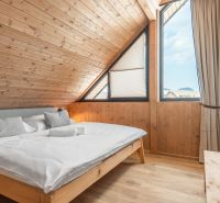 I Luxusné dvojpodlažné chalet pri Liptovskej Mare - Podkrovná izba s manželskou posteľou a podlahou s dreveným dekorom v Hoteloch a penziónoch.