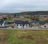 NA PREDAJ - Rodinný dom v JARKU, 4 izb. bungalov - Rodinné domy v Jarku s fotovoltaickými panelmi a zelenými záhradami v pokojnej lokalite.
