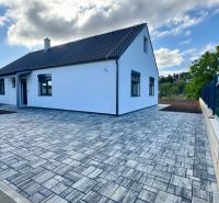 NA PREDAJ - Rodinný dom v JARKU, 4 izb. bungalov - Rodinný dom v Jarku s dlažbou a bielou fasádou, obklopený zelenou krajinou.