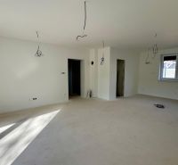 NA PREDAJ - Rodinný dom v JARKU, 4 izb. bungalov - Priestranná miestnosť v rodinnom dome s bielymi stenami, pripravená na úpravy.