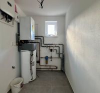 NA PREDAJ - Rodinný dom v JARKU, 4 izb. bungalov - Kotolňa v rodinnom dome s kotlom a potrubím na svetlej dlažbe.