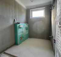 NA PREDAJ - Rodinný dom v JARKU, 4 izb. bungalov - Kúpeľňa v rodinnom dome v rekonštrukcii s oknom a pripravenou inštaláciou.