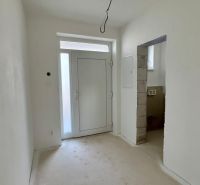 NA PREDAJ - Rodinný dom v JARKU, 4 izb. bungalov - Vstupná chodba v rodinnom dome s jednoduchými bielymi stenami a svetlou podlahou.