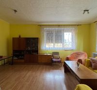 NA PREDAJ poschodový Rodinný dom v Jarku - Obývacia izba v rodinnom dome s pastelovo žltými stenami a podlahou s dreveným dekorom.