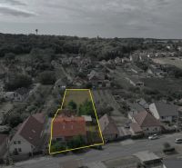 NA PREDAJ poschodový Rodinný dom v Jarku - Rodinný dom v Jarku so záhradou, obklopený ďalšími domami a zeleňou.